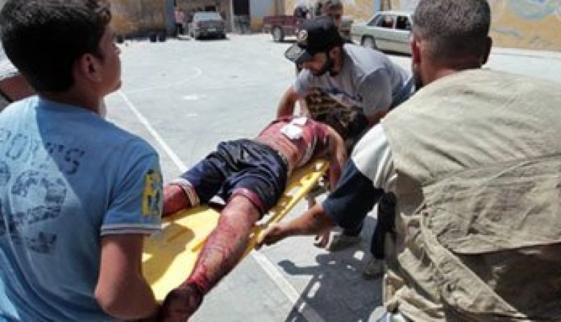 إصابة 19 نازحاً سورياً ارتطمت حافلتهم بحافة أسمنتية بلبنان