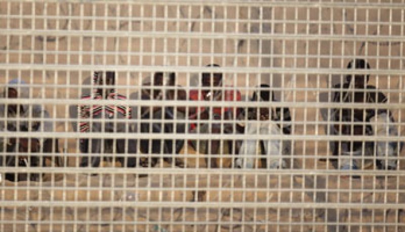 ليبيا ترحل 63 من المهاجرين غير الشرعيين