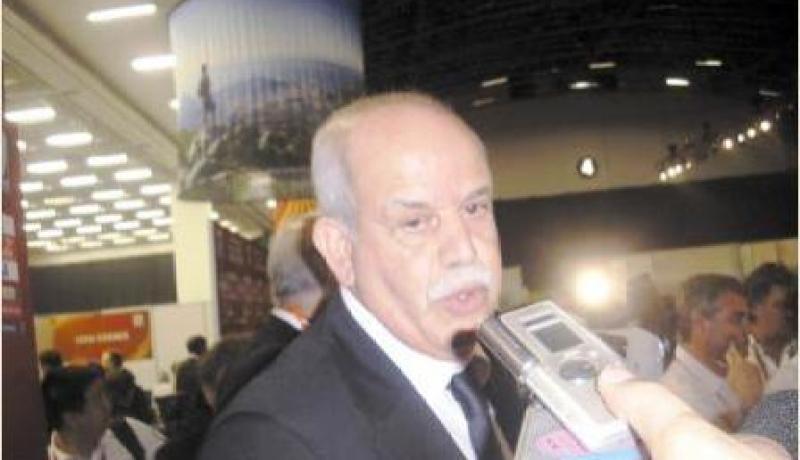 من لا يركز معنا ويهتم بالعروض يبقى في فريقه