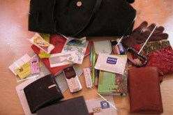 ماذا تخفي النجمات في حقائبهن؟