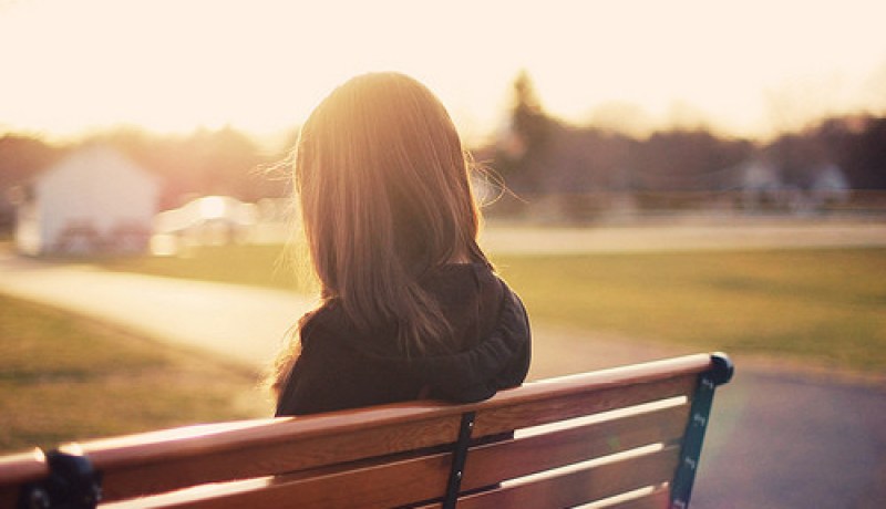 مطلقة يتيمة الأبوين تعاني الويل فمن يكون لها خير معين