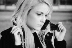 صديقتي‮ ‬الوحيدة‮  ‬دائمة الحزن وشريدة الذهن