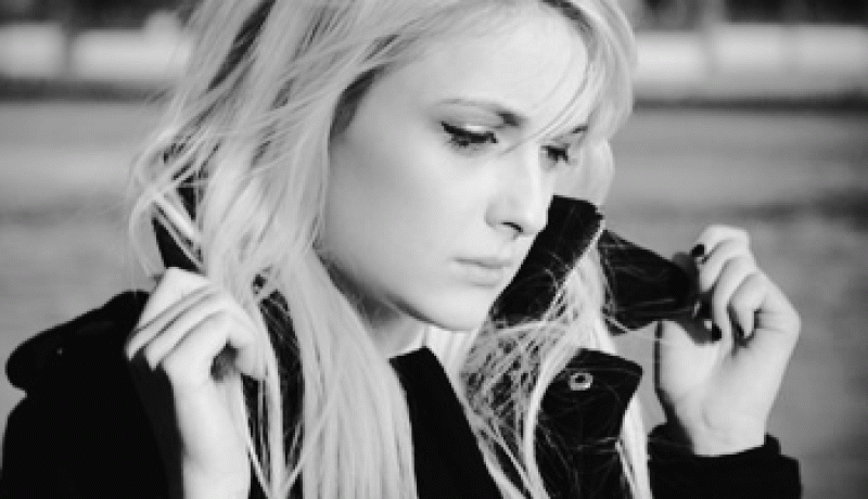 صديقتي‮ ‬الوحيدة‮  ‬دائمة الحزن وشريدة الذهن