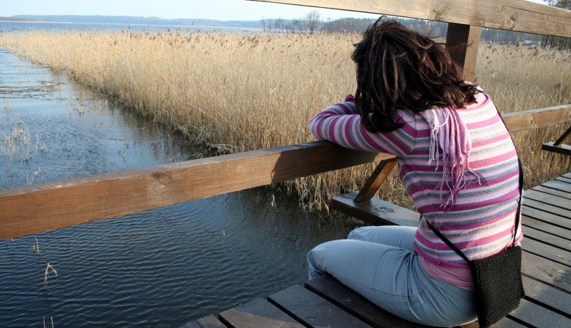 أي صنف من الأزواج الذي يذكر محاسن ومفاتن حليلته ليتباهى بها أمام الرجال