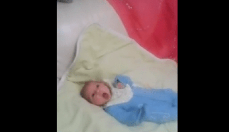 فيديو مضحك لردة فعل رضيع عند سماعه أغنية بشرة خير