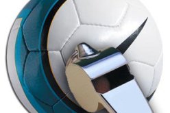 المجلس الدولي لكرة القدم يبحث إمكانية الاستعانة بحكمين إضافيين لإدارة المباريات مستقبلا