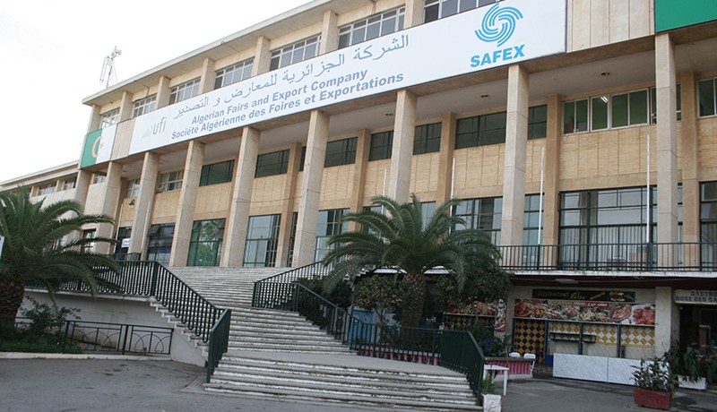 40 عاملا سابقا بالمركز التجاري العملاق في قصر المعارض يطالبون بتسوية مستحقاتهم المالية العالقة