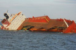 غرق سفينة ايرانية لنقل البضائع قبالة سواحل الامارات وإنقاذ طاقمها