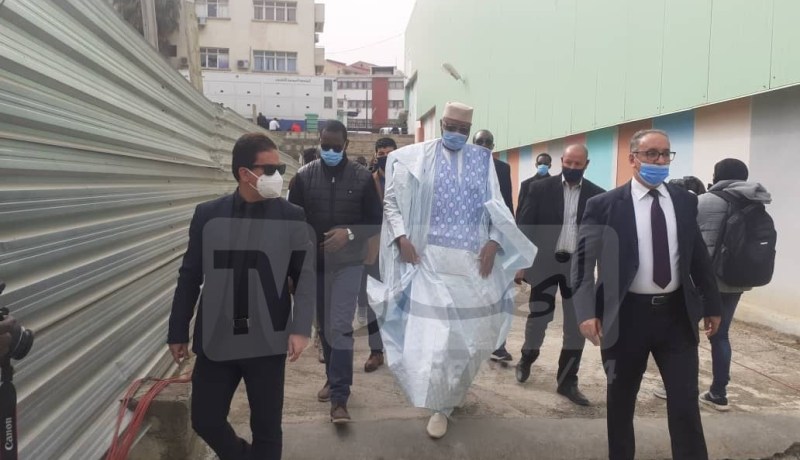 السفير المالي بالجزائر يسجل حضوره بملعب “1 نوفمبر”