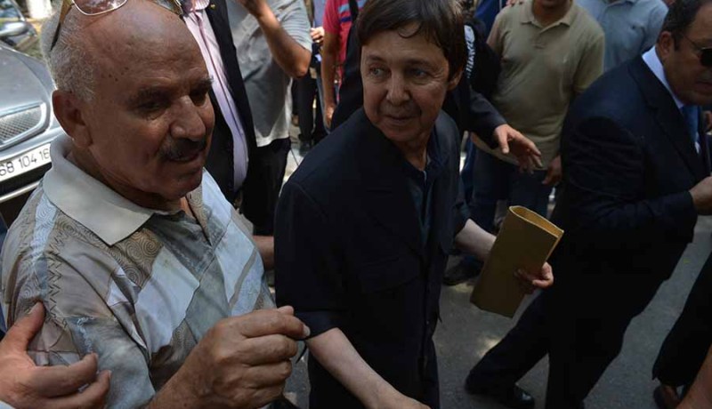 سعيد بوتفليقة يحلّ انشغالات الزوالية من العالية