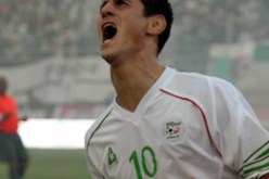 صايفي يفقد أعصابه ويصعد إلى المدرجات للإنتقام من مناصر شتمه