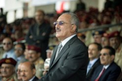 انصار الرئيس اليمني يقطعون طرقات رئيسية في صنعاء رفضا للمبادرة الخليجية