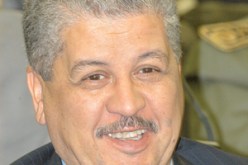 سلال يبحث عن الماء في الصحراء