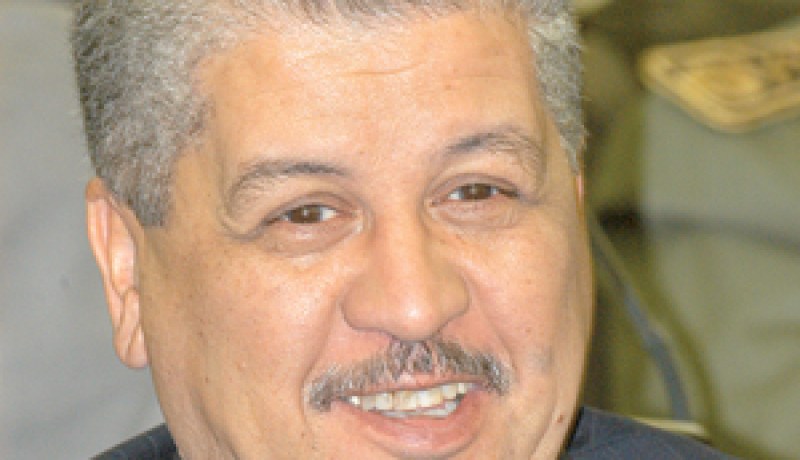 سلال يبحث عن الماء في الصحراء
