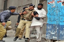 مصرع وإصابة 15 شرطيا إثر الهجوم بقنابل يدوية وإطلاق النار في باكستان