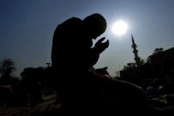 جزائري من أصل قبائلي كان سببا في إشهار إسلام مخرج سينمائي فرنسي شهير