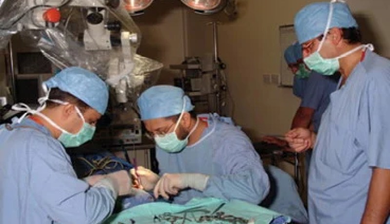 جراحون فرنسيون'' سواح '' يجرون عمليات جراحية سرية