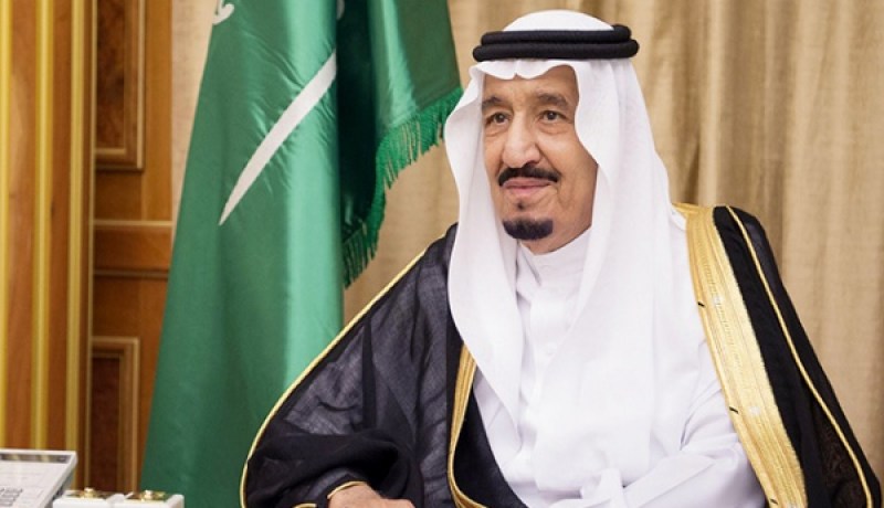 العاهل السعودي يعيد صرف العلاوة السنوية للموظفين