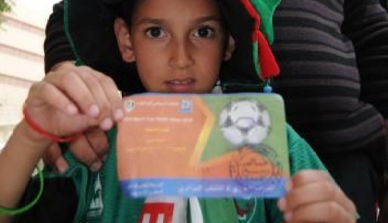 سامي  عمره 10 سنوات جاء من بجاية ويريد فوز الخضر بـ 2- 0