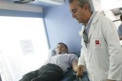 أم تتبرع بكليتها لإنقاذ فلذة كبدها … شاب ينتظر مساعدته للسفر إلى عمان وإجراء عملية زرع الكلى