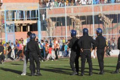 جرحى واعتداءات وسط اللاعبين والأنصار في مباراة الساورة والعميد