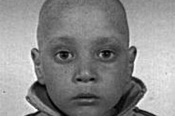 الوالد يناشد الجميع مساعدته لإنقاذه ابنه “آدم” من المعاناة اليومية