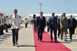 بالصور.. فائز السراج يحل بالجزائر