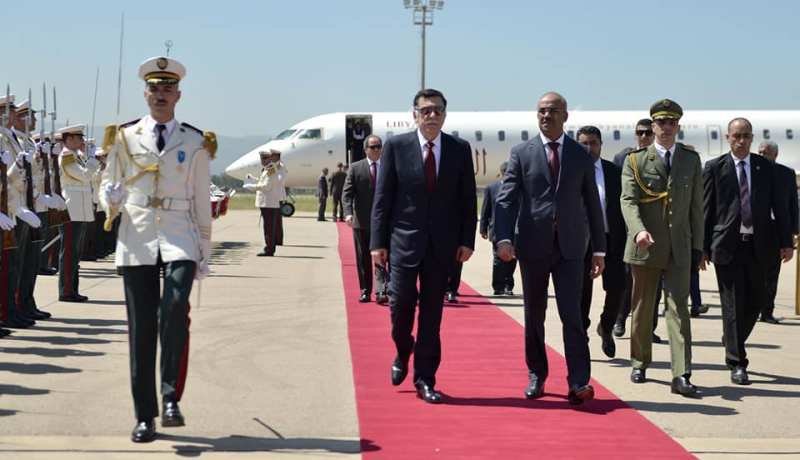 بالصور.. فائز السراج يحل بالجزائر