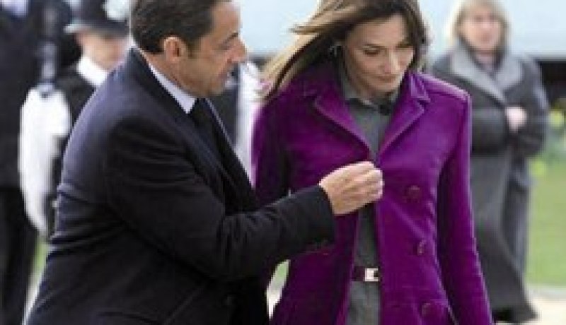 ساركوزي طلب من كارلا بروني تقبيله على الفم منذ أول لقاء