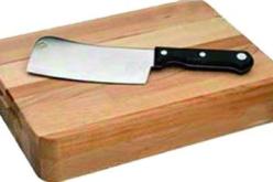 قتلها بساطورلأنها رفضت تزويجه ابنتها !