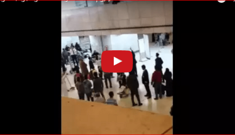 بالفيديو.. لحظة محاولة فتاة سعودية الانتحار داخل مطار جدة