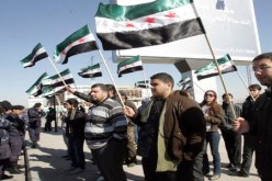اعتصام عشرات السوريين أمام مقر قنصلية بلادهم في جدة