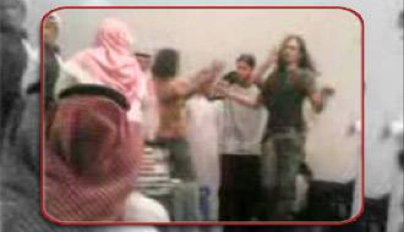اعتقال 30 شابا ارتدوا ملابس شفافة ووضعوا عطورا نسائية في حفلة “مريبة” بمكة