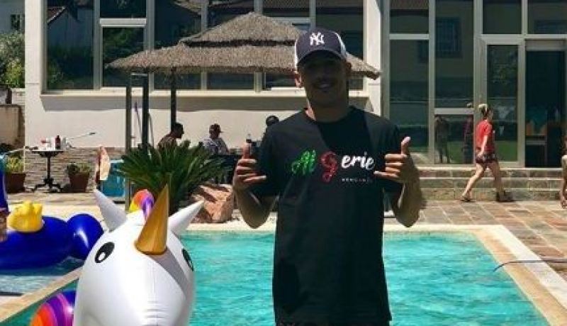 لاعب إشبيلية يقرر تمثيل الخضر ويستخرج جنسيته الجزائرية