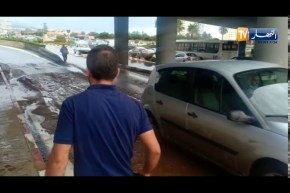 كارثة .. أمطار طوفانية تتسبب في إنهيار الطرق بالرويسو