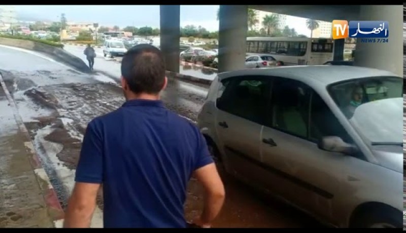 كارثة .. أمطار طوفانية تتسبب في إنهيار الطرق بالرويسو