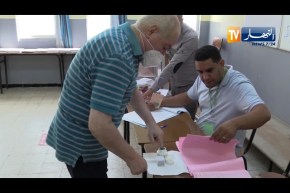 العاصمة: توافد المواطنين لأداء واجبهم الإنتخابي بدرارية