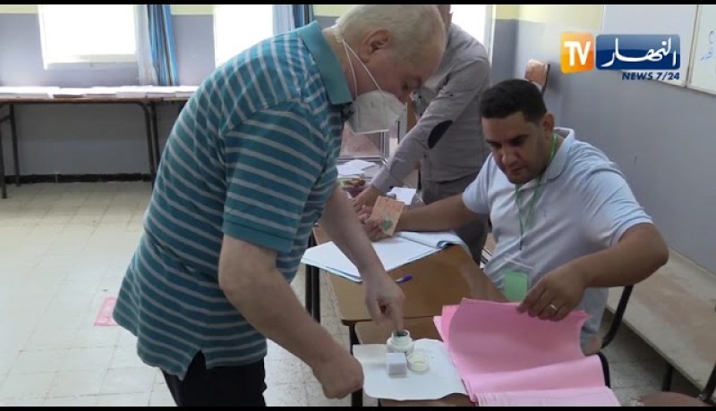 العاصمة: توافد المواطنين لأداء واجبهم الإنتخابي بدرارية