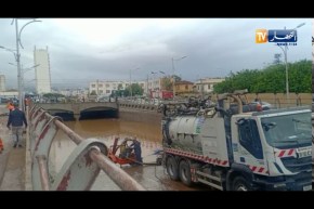 شاحنات شفط المياة تحاول إزالة آثار السيول وفتح نفق رويسو