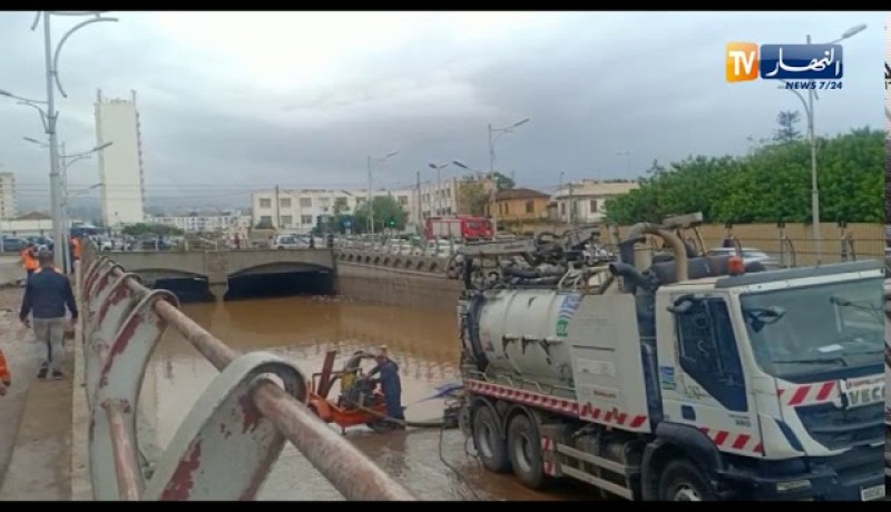شاحنات شفط المياة تحاول إزالة آثار السيول وفتح نفق رويسو