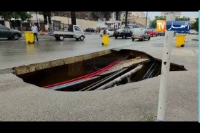الأمطار الغزيرة تتسبب في تشكل حفرة عملاقة بطريق “رويسو” في العاصمة