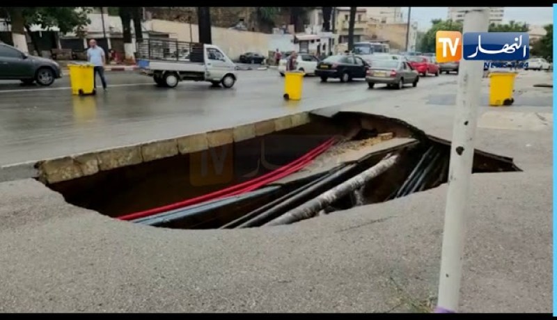 الأمطار الغزيرة تتسبب في تشكل حفرة عملاقة بطريق “رويسو” في العاصمة