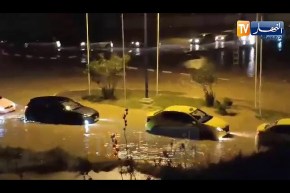 الفيضانات تغلق الطريق الساحلي الذي يربط عنابة بالطارف