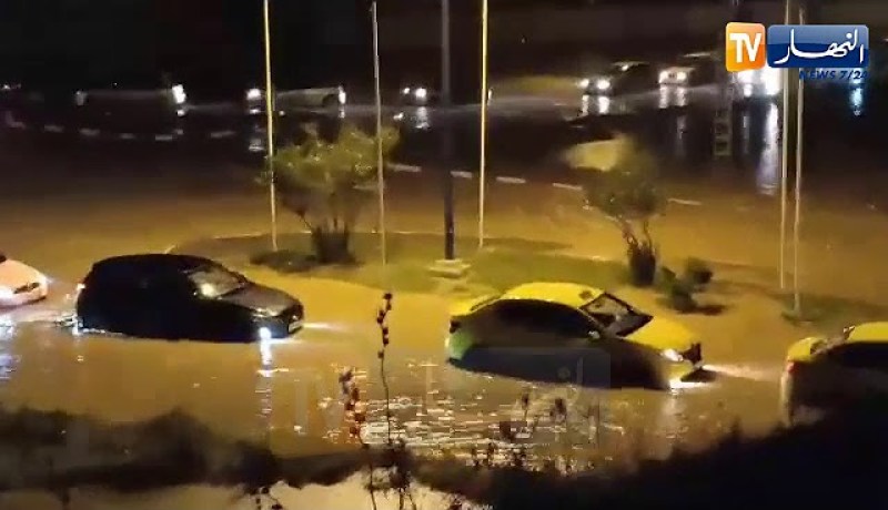 الفيضانات تغلق الطريق الساحلي الذي يربط عنابة بالطارف