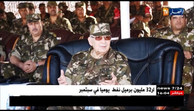 الفريق “القايد صالح” يشرف على تنفيذ المرحلة الثانية من تمرين “عاصفة النار “