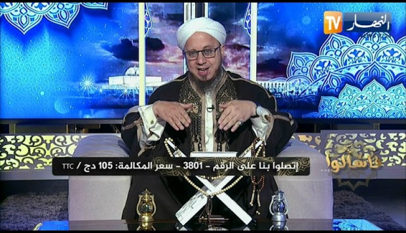 فاسألوا: ما حكم نصب القدمين بين السجدتين ؟