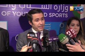 وزير الشباب والرياضة يقوم بزيارة تفقدية إلى ملعب وهران الجديد