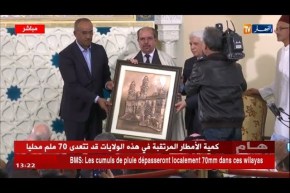 أئمة الجزائر المحروسة يقدّمون هدية رمزية للرئيس بوتفليقة