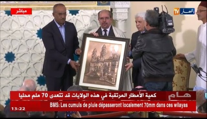 أئمة الجزائر المحروسة يقدّمون هدية رمزية للرئيس بوتفليقة