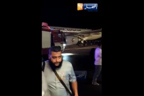 شاهدوا.. جناح طائرة الجوية الجزائرية “مكسرة” تحدث هلعا وتتسبب في إلغاء رحلة الجزائر _ دبي